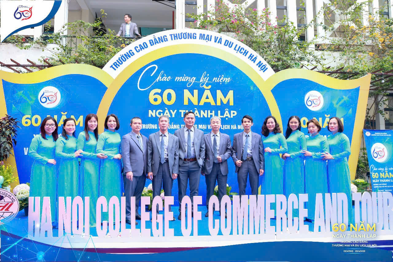 Tập thể cán bộ, giảng viên trong khoa