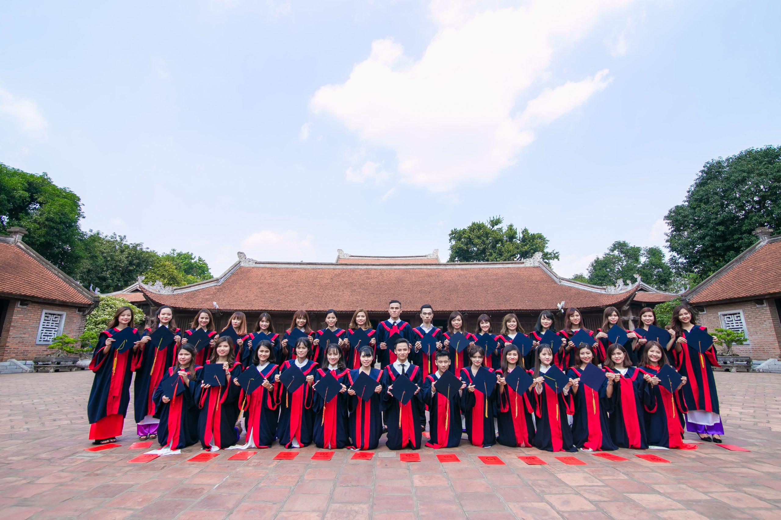 Từng khóa sinh viên ra trường lại sẵn sàng gia nhập đội ngũ

những người lao động có trình độ trong xã hội