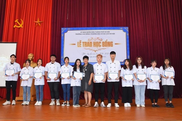 Trường Cao đẳng Thương mại và Du lịch Hà Nội tổ chức "Lễ trao học bổng học kỳ I năm học 2021 - 2022"