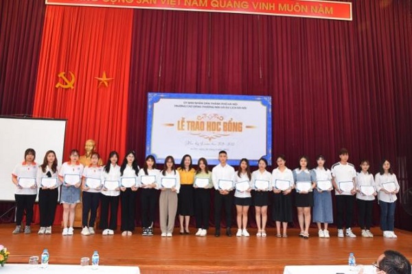 Trường Cao đẳng Thương mại và Du lịch Hà Nội tổ chức "Lễ trao học bổng học kỳ I năm học 2021 - 2022"