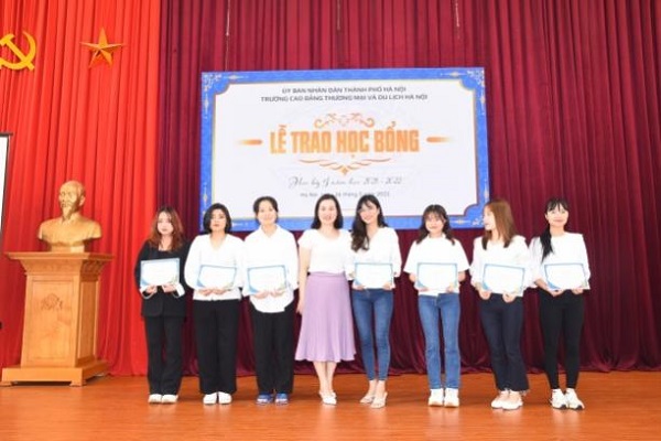 Trường Cao đẳng Thương mại và Du lịch Hà Nội tổ chức "Lễ trao học bổng học kỳ I năm học 2021 - 2022"