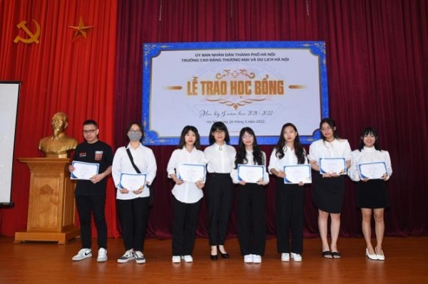 Trường Cao đẳng Thương mại và Du lịch Hà Nội tổ chức "Lễ trao học bổng học kỳ I năm học 2021 - 2022"