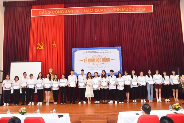 Trường Cao đẳng Thương mại và Du lịch Hà Nội tổ chức "Lễ trao học bổng học kỳ I năm học 2021 - 2022"