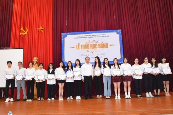 Trường Cao đẳng Thương mại và Du lịch Hà Nội tổ chức "Lễ trao học bổng học kỳ I năm học 2021 - 2022"