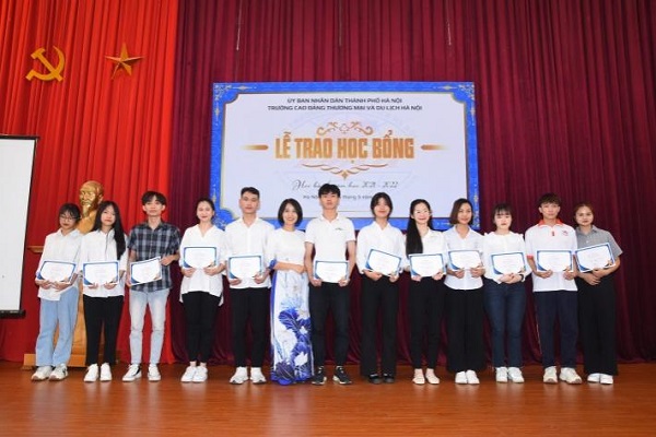 Trường Cao đẳng Thương mại và Du lịch Hà Nội tổ chức "Lễ trao học bổng học kỳ I năm học 2021 - 2022"