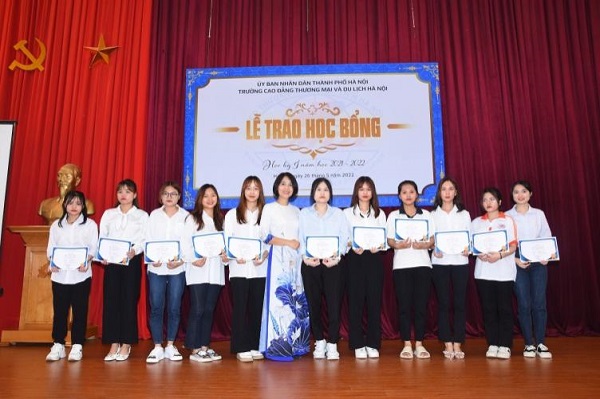 Trường Cao đẳng Thương mại và Du lịch Hà Nội tổ chức "Lễ trao học bổng học kỳ I năm học 2021 - 2022"