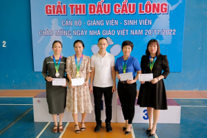 Thầy giáo Thanh Tùng trao giải cho cán bộ giảng viên