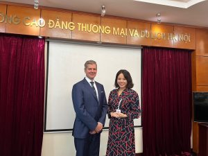 (Ông Matt Collingwood  cùng Tiến sĩ Trịnh Thị Thu Hà - Hiệu trưởng Nhà trường)