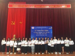 (Cô Nguyễn Thị Hồng Ngọc – Trưởng khoa Khách sạn Du lịch trao giấy khen học bổng Giỏi cho sinh viên khoa KSDL)