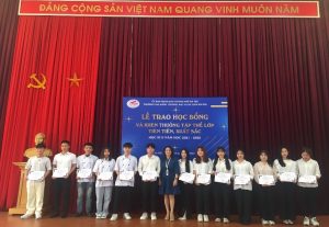 (Cô Nguyễn Thị Hồng Hoa – Phó Hiệu trưởng trao giấy khen )