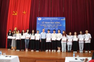 (Thầy Nguyễn Hiếu – Phó Hiệu trưởng trao giấy khen học bổng Xuất sắc cho sinh viên khoa TCKT, CNCB, KSDL)