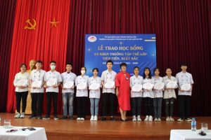 (Cô Lê Thị Vân – Trưởng khoa Công nghệ chế biến trao giấy khen học bổng Giỏi cho sinh viên khoa CNCB)