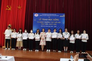 (Cô Đỗ Hồng Nhung – Trưởng khoa Kinh doanh thương mại trao giấy khen học bổng Giỏi cho sinh viên khoa KDTM)