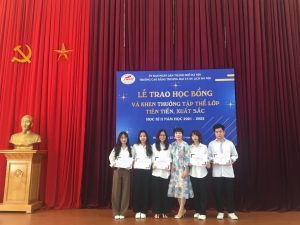 (Cô Ngô Thị Thanh – Phó Trưởng khoa Ngoại ngữ trao giấy khen học bổng Giỏi cho sinh viên khoa NN)