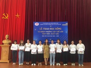 (Cô Lê Diệu Thúy – Trưởng phòng Công tác HSSV trao giấy khen học bổng Giỏi cho sinh viên khoa TCKT)