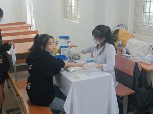 ( Sinh viên lấy máu kiểm tra sức khỏe)