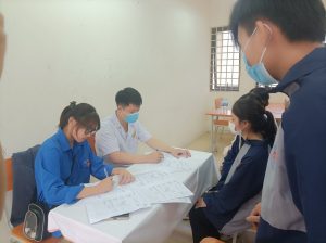 ( Bác sỹ và sinh viên tình nguyện hỗ trợ khai thông tin cho sinh viên khóa 14)