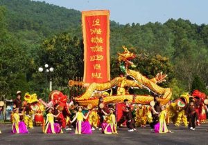Lễ hội đền vua Mai Nghệ An diễn ra long trọng, thu hút nhiều du khách (Nguồn: dantri.com.vn)