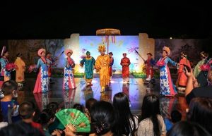 Tour đêm Hoàng Thành Thăng Long là sản phẩm độc đáo thu hút du khách trong và ngoài nước (Ảnh: THÀNH ĐẠT)