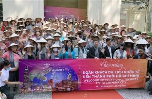 Đoàn khách quốc tế lớn nhất đến TP Hồ Chí Minh kể từ sau khi mở cửa trở lại hồi tháng 4/2022 (Ảnh: TTXVN)