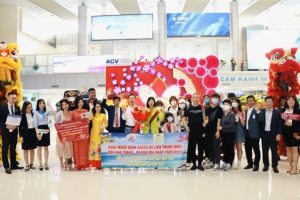 Đoàn khách Trung Quốc đầu tiên trở lại Khánh Hòa sau gần 3 năm vắng bóng vì dịch Covid-19 hôm 19/1/2023 (Ảnh: Tổng cục Du lịch)