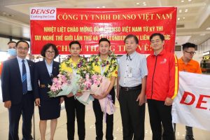 Phó Tổng cục trưởng Nguyễn Thị Việt Hương tặng hoa các thí sinh đạt huy chương bạc kỳ thi kỹ năng nghề thế giới năm 2022