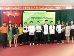 Tặng học bổng cho các học sinh Chi hội hữu nghị Việt-Úc Trường THPT Trần Phú-Hoàn Kiếm tại ngày hội thông tin giáo dục Úc“Tương lai không giới hạn”