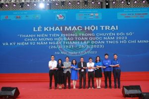 Đồng chí Trần Thùy Linh – Bí thư Đoàn trường (đứng thứ 3 từ bên phải sang) cùng các đơn vị tham gia Hội trại thanh niên năm 2023 chào mừng