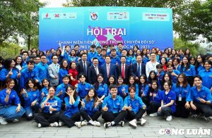 Các đồng chí lãnh đạo Đảng, Nhà nước, lãnh đạo Hội Nhà báo Việt Nam đến thăm và chúc mừng Hội trại thanh niên Hội báo toàn quốc 2023.(Ảnh: congluan.vn)