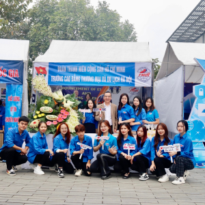 Đồng chí Nguyễn Hiếu – Phó Hiệu trưởng nhà trường chụp ảnh lưu niệm cùng với ĐVTN tại gian trại ĐVTN nhà trường tham gia Liên hoan văn nghệ