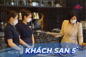 (Sinh viên đang được nhân viên bộ phận quản lý nhà hàng hướng dẫn thực tập ngay tại doanh nghiệp)