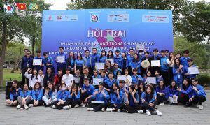 Đoàn viên thanh niên chụp ảnh lưu niệm cùng nhau, kết thúc Hội trại Thanh niên Hội Báo toàn quốc 2023. Ảnh: congluan.vn