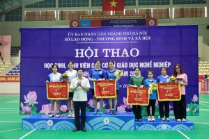 Phó Giám đốc Sở Lao động - Thương binh và Xã hội Hà Nội Hoàng Thành Thái trao giải cho đội thi của trường HCCT đạt giải Ba đôi nữ môn cầu lông