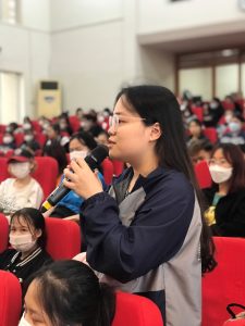 Bạn Nguyễn Minh Nguyệt-sinh viên lớp KT14A đặt câu hỏi tại tọa đàm