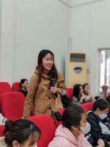 Bạn Bùi Thị Ly-sinh viên lớp KT13B đặt câu hỏi tại tọa đàm