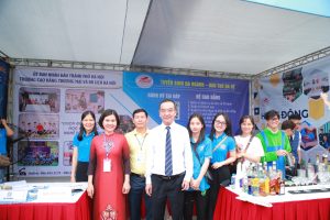 Phó Chủ tịch UBND quận Long Biên - Đinh Thị Thu Hương (thứ 2 bên trái) tham quan gian trưng bày, kết nối của trường Cao đẳng Thương mại và Du lịch Hà Nội tại ngày hội gắn kết.