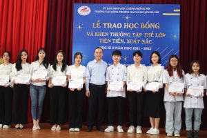 Nguyễn Thị Phương Anh trong Lễ trao học bổng học kỳ II năm học 2021 – 2022