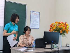  Bạn Lê Thị Thúy - KT13A xung phong Thực hành mẫu