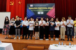 Đại diện nhà tài trợ Linh Lan và giám khảo nhà văn Di Li trao giải Khuyến khích cho hai đội thi khoa Kinh doanh thương mại và Tài chính – Kế toán