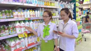 Sinh viên HCCT thực hành thuyết phục khách hàng tại siêu thị