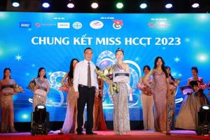 Thạc sĩ Nguyễn Hiếu, Phó Hiệu trưởng trao giải Á khôi 2 cho Thí sinh Nguyễn Thị Thanh – Khoa Tài chính kế toán