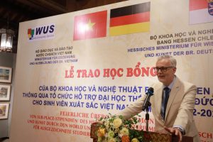 TS. Guido Hildner đại sứ đặc mệnh toàn quyền CHLB Đức tại Việt Nam phát biểu tại Lễ trao học bổng.