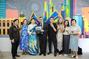 Đại sứ Australia tại Việt Nam Andrew Goledzinowski, hoạ sĩ Nguyễn Thu Thuỷ và các đại biểu tại ngày hội văn hóa ẩm thực hữu nghị  Việt Nam – Australia chào mừng kỷ niệm 50 năm quan hệ ngoại giao giữa hai quốc gia