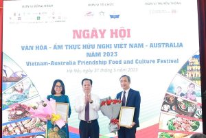 Công bố và trao quyết định thành lập Liên chi hội Hữu nghị Việt Nam - Australia “Thương mại – Du lịch và Thời trang”. (Ảnh: PH)