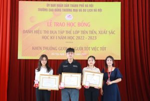 Phó Bí thư Đảng ủy, Phó Hiệu trưởng, Nguyễn Thị Hồng Hoa trao bằng khen của Chủ tịch UBND thành phố Hà Nội tới 3 sinh viên gương Người tốt việc tốt.