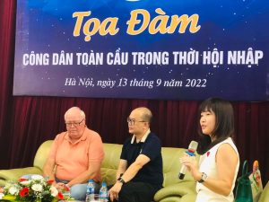 Sinh viên ngành ngôn ngữ Anh tham gia tọa đàm