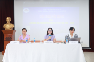 Ban điều hành phiên thảo luận tại Hội nghị Tiến sĩ Trịnh Thị Thu Hà, Bí thư  Đảng Ủy, Hiệu trưởng nhà trường (ngồi giữa) chủ trì buổi Hội nghị