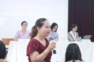 Bà Trần Thị Hiền, Trưởng phòng Đào tạo giải đáp ý kiến của các bạn sinh viên