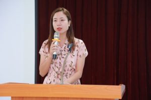  Cô Trần Thùy Linh, Bí thư Đoàn trường trả lời một số câu hỏi liên quan đến công tác đoàn thanh niên đối với sinh viên.