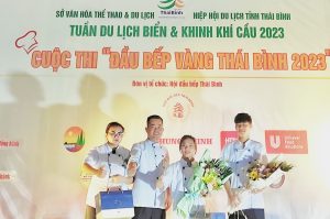  Bùi Văn Quang và các bạn sinh viên khoa CNCB- HCCT tại cuộc thi “Đầu bếp vàng Thái Bình 2023”